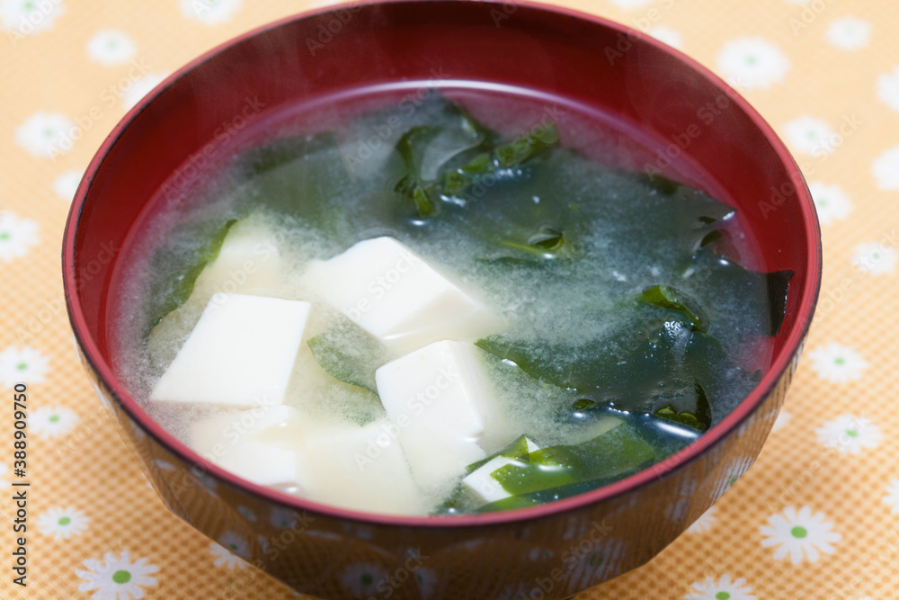 豆腐とワカメの味噌汁