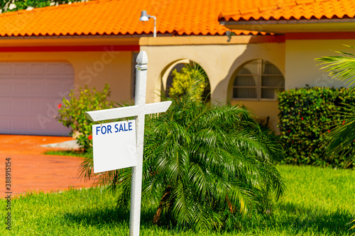 Obraz na plátne House for sale sign real estate photo