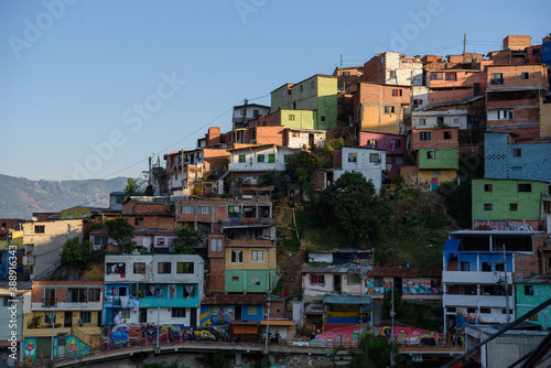 montaña de casas de colores 