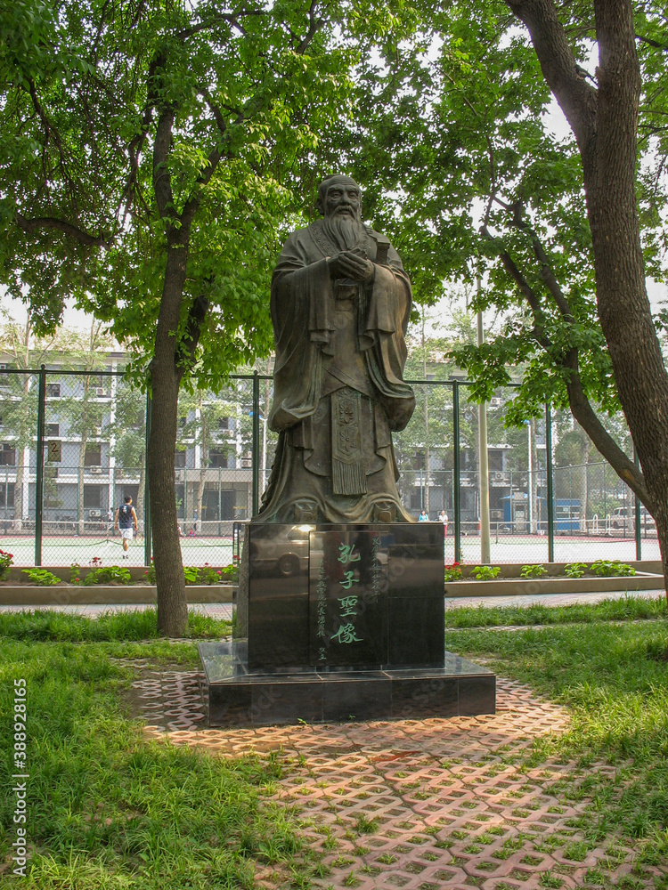 Obraz premium Monument to Confucius, Language and Culture University, Beijing, China