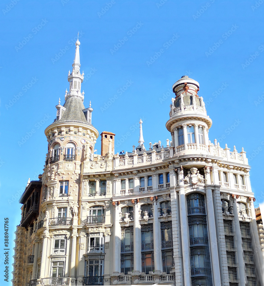 Naklejka premium Fotografía realizada a un histórico edificio de la capital de España dejando solamente el cielo azul de fondo para asilarlo del ruido y movimiento de la ciudad.