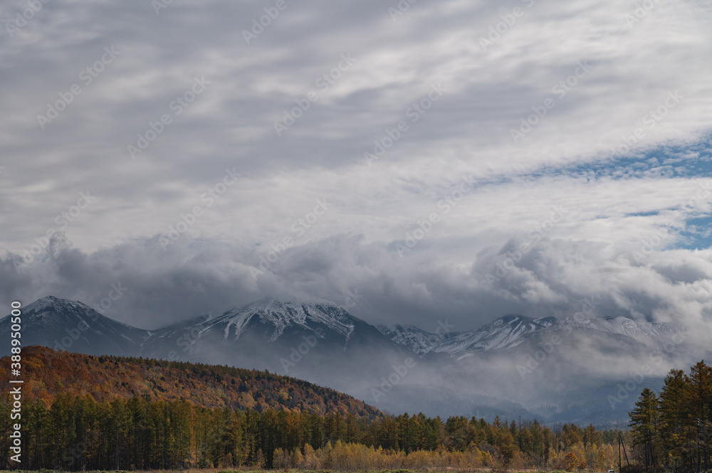 10月終盤の雪たたえる大雪山連峰と紅葉