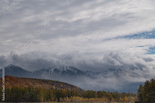 Fototapeta Naklejka Na Ścianę i Meble -  10月終盤の雪たたえる大雪山連峰と紅葉