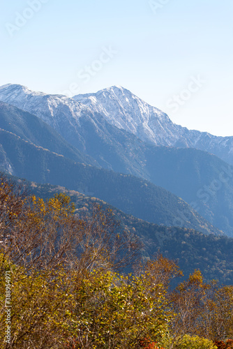 紅葉と聖岳 冠雪した南アルプス しらびそ高原からの眺め