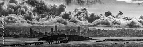 Panorama Skyline San Francisco mit bedrohlichen Wolken in schwarz-weiss photo