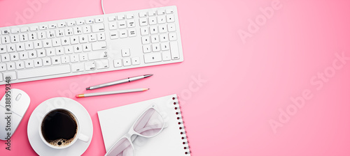 Home Office -  Pink Schreibtisch - Pink Arbeitsplatz mit Laptop und Freiraum	
