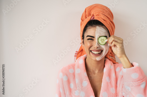 Obraz na plátně Happy smiling girl applying facial organic cream - Healthy beauty treatment and