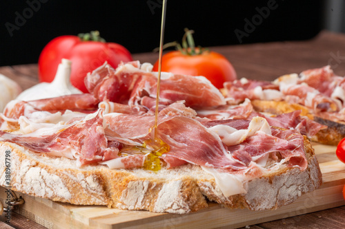 Tostas de jamón con aceite de oliva