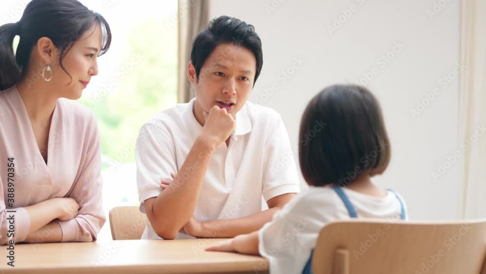 子供と話す夫婦 子育て 育児 教育 子供と話す夫婦 子育て 育児 教育