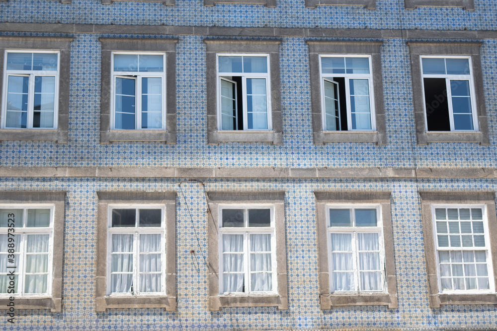 Fototapeta premium facade of an building in Porto