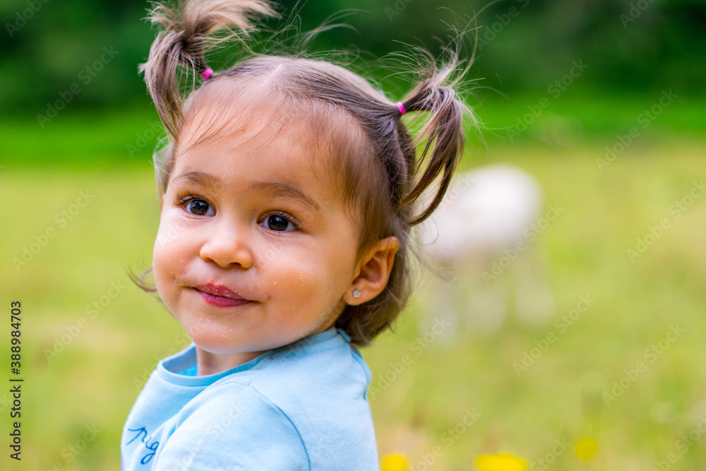 Niña disfrutando de la naturaleza y columpios Niña disfrutando de la naturaleza y columpios