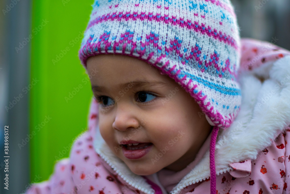 Niña disfrutando de la naturaleza y columpios Niña disfrutando de la naturaleza y columpios