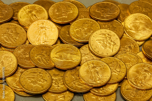 Foto American gold coin treasure hoard of the rare USA double eagle 20 dollar bullion