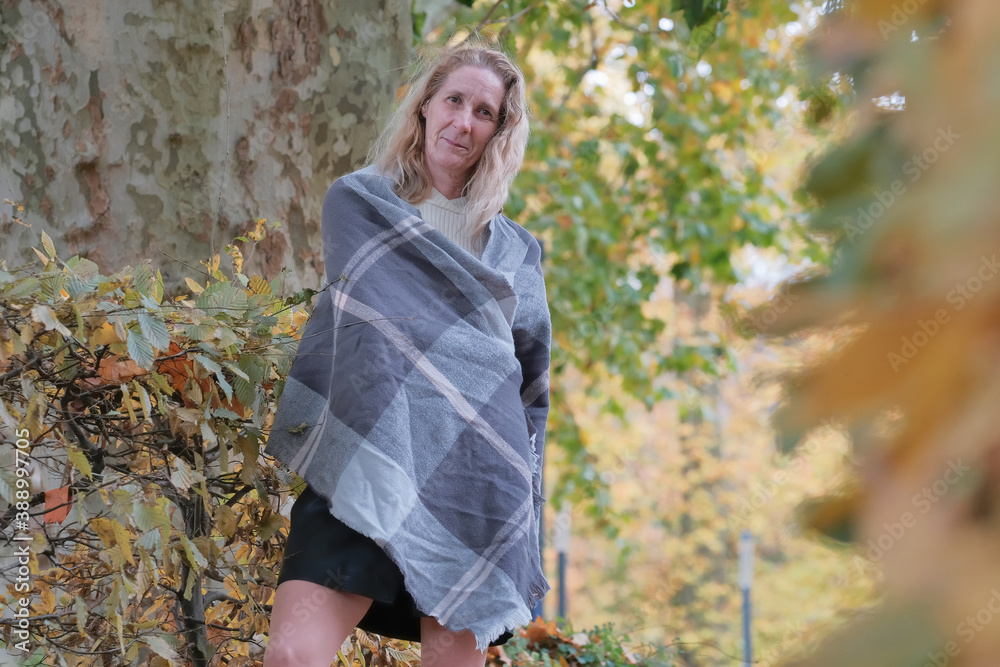 portrait d'une femme dans un parc portrait d'une femme dans un parc