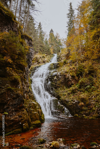 Zackelfall der h  chste Wasserfall in den polnischen Sudeten bei Szklarska Por  ba im Riesengebirge das h  chste Gebirge Tschechiens und Schlesiens im Herbst