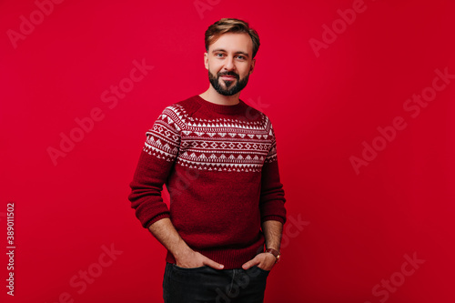 Obraz na plátně Confident white man with beard posing with hands in pockets
