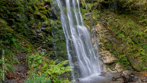 Enorme cascada de varios metros de altura con agua abundante.