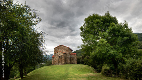 Vieja iglesia de estilo prerrománico entre arboles