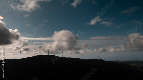 Generadores de energía eléctrica eólicos en el horizonte, juegan un papel importante en la transición energética