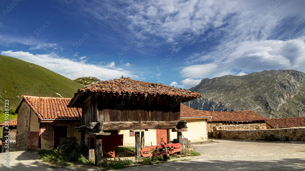 Construcción tradicional y típica de pueblos del norte de España, destinado a la conservación de la cosecha durante el invierno y preservarla de roedores