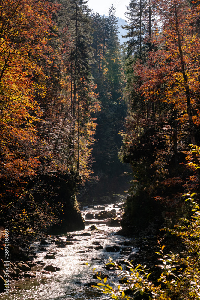 Wandern in der Herbstsonne in Dder Breitachklamm Wandern in der Herbstsonne in Dder Breitachklamm
