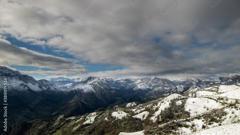 Cumbres nevadas durante el invierno en la cordillera