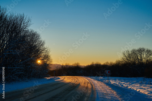 Image of a winter road.
