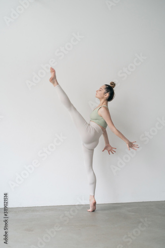 Fototapeta Naklejka Na Ścianę i Meble -  Ballet dancer in a studio