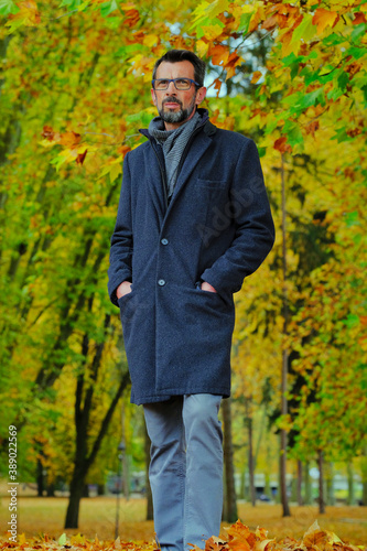 portrait d'un homme dans un parc
