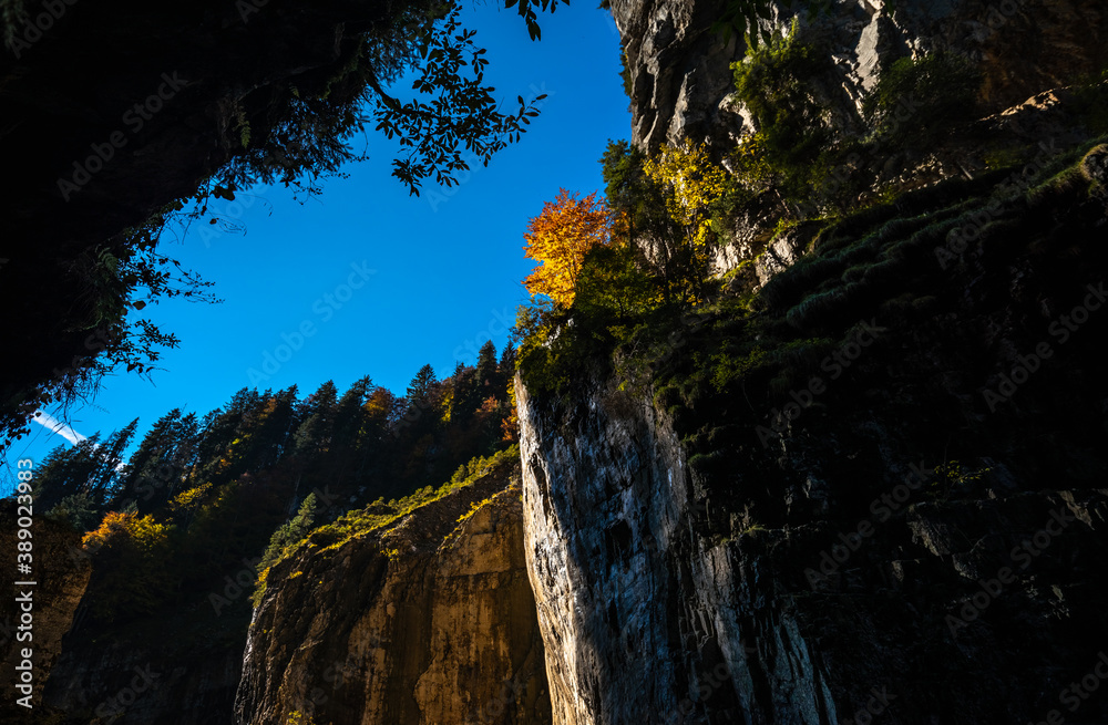 Wandern in der Herbstsonne in der Breitachklamm in Oberstdorf, wunderbare Herbstfarben