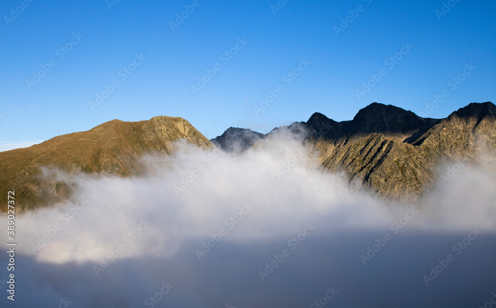 Pireneje w chmurach.