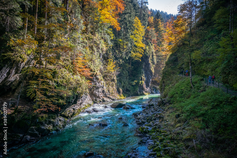 Wandern in der Herbstsonne in der Breitachklamm in Oberstdorf, wunderbare Herbstfarben Wandern in der Herbstsonne in der Breitachklamm in Oberstdorf, wunderbare Herbstfarben