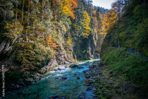 Wandern in der Herbstsonne in der Breitachklamm in Oberstdorf  wunderbare Herbstfarben