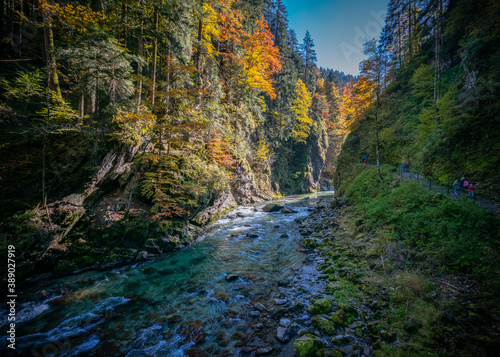 Wandern in der Herbstsonne in der Breitachklamm in Oberstdorf, wunderbare Herbstfarben © Michael