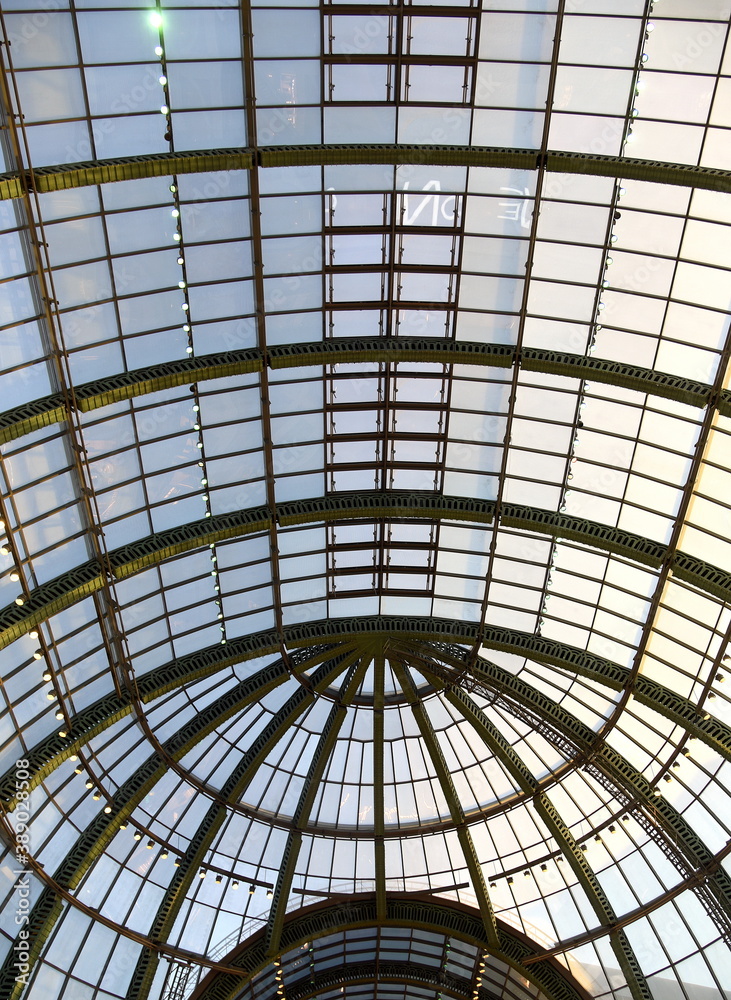Dachkonstruktion aus Stahl und Glas 