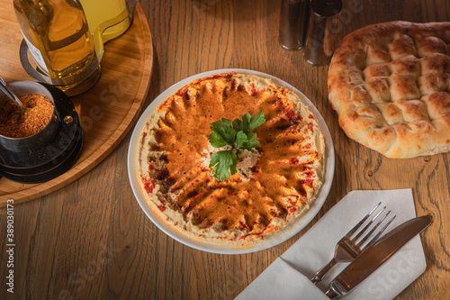 Hummus Teller mit Gewürzen photo