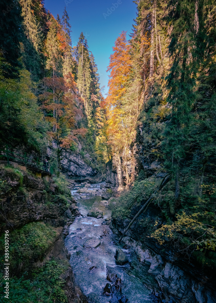 Wandern in der Herbstsonne in der Breitachklamm in Oberstdorf, wunderbare Herbstfarben Wandern in der Herbstsonne in der Breitachklamm in Oberstdorf, wunderbare Herbstfarben