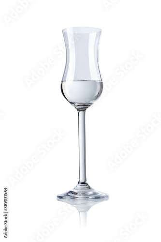 ein Glas gefüllt mit Grappa isoliert auf weiss