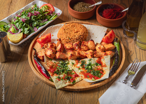 Türkische gegrillte Hänchenspieß,  Grillteller