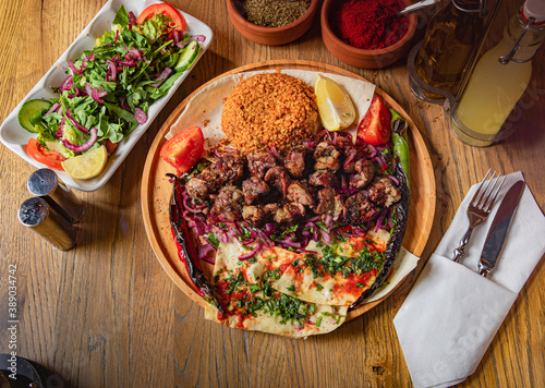 Türkische gegrillte Lammspieß, Kuzu sis, Grillteller