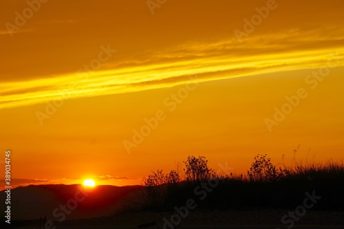 Puesta de sol  cielo anaranjado  final del d  a