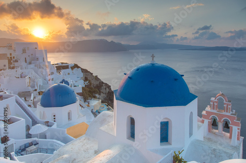 Grèce, Les Cyclades, île de Santorin (Thera ou Thira), village d'Oia, lever de soleil
