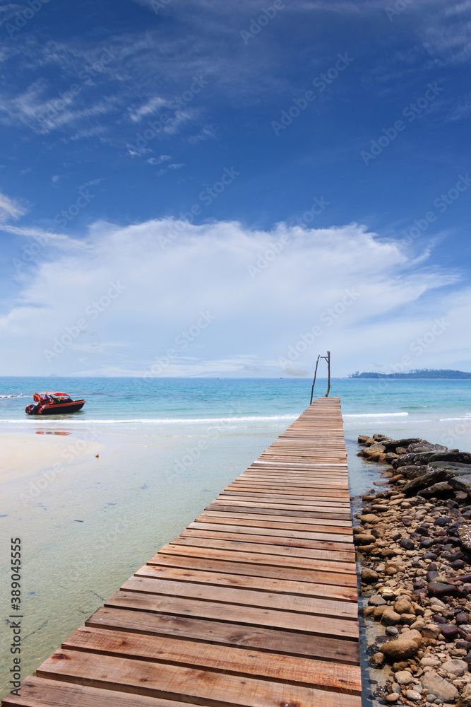 Obraz premium Wooden bridge, corridor to the sea on Beautiful crystal clear sea and tropical beach at tropical paradise island, Thailand
