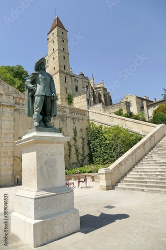 La statue de D’Artagnan devant l’escalier monumental menant à la tour d’Armagnac à Auch