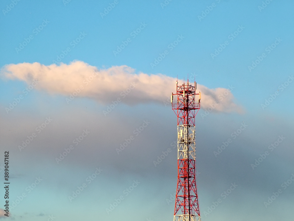 Obraz premium Communication tower on a cloudy sky background