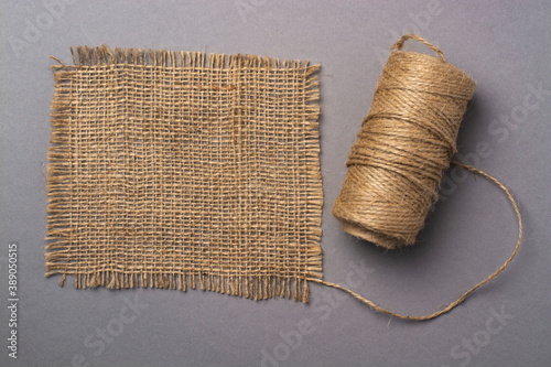 Fotografía A skein of linen thread and a flap of linen fabric on a gray background