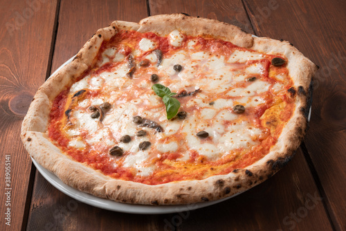 Deliziosa pizza Napoli su tavolo in legno, Cibo Italiano