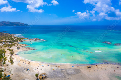 Fototapeta Naklejka Na Ścianę i Meble -  Tropical sandy beach with turquoise water, in Elafonisi, Crete, Greece