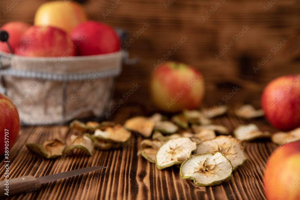 Apfel in Scheiben geschnitten und getrocknet im Herbst für den Winter als Vorrat auf einem Tisch aus Holz