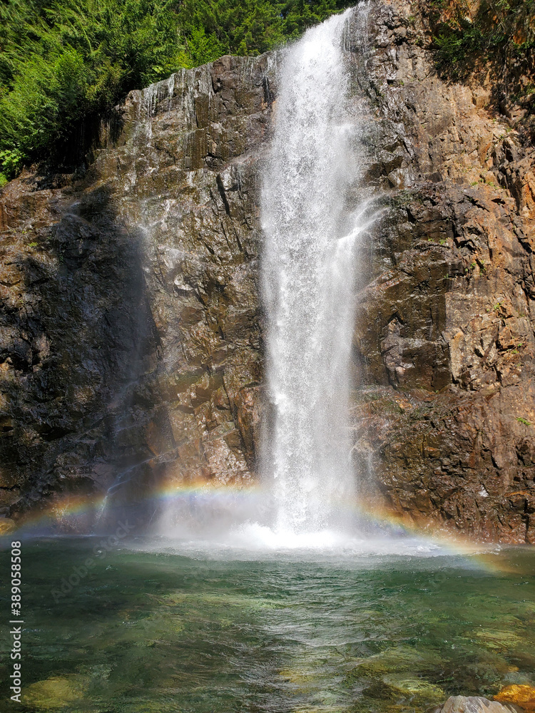 Obraz premium A rainbow in a waterfall in the Pacific Northwest 